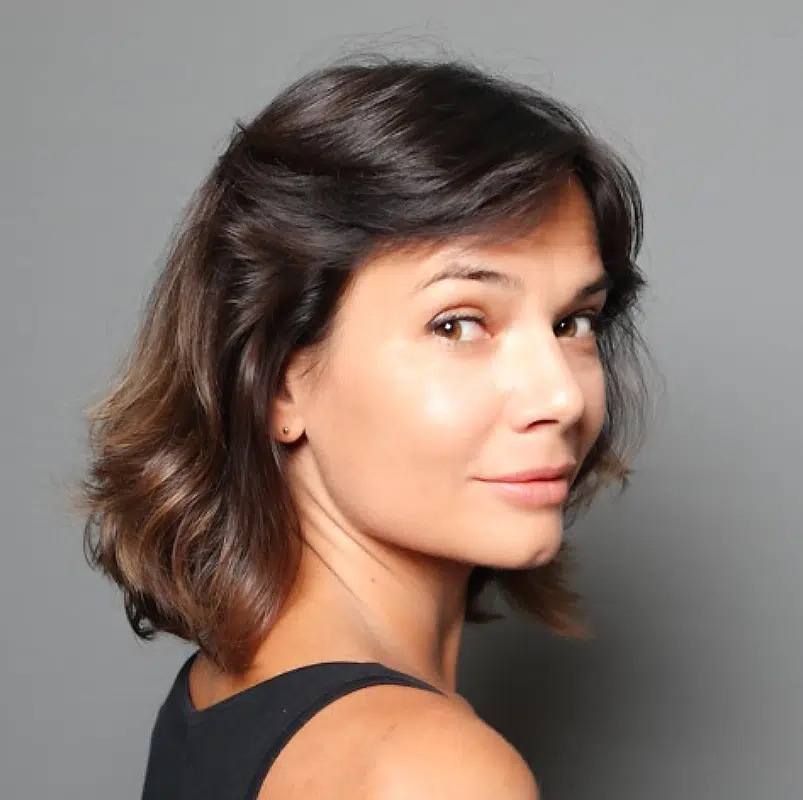 Portrait de femme souriante Femme regardant par-dessus son épaule