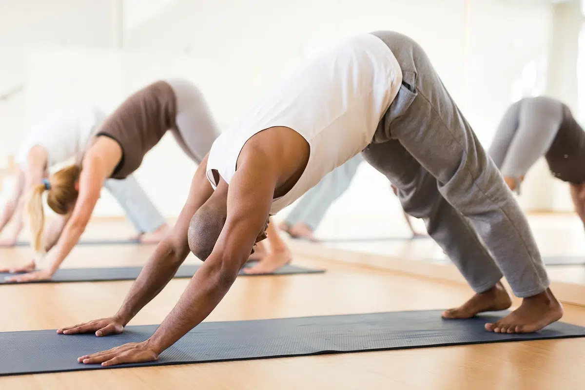 Personnes faisant du yoga en studio