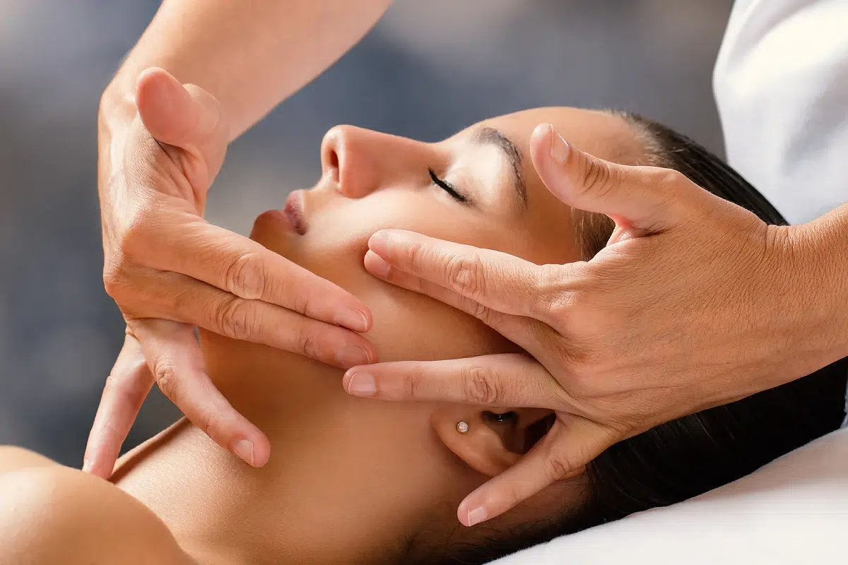 Massage du visage relaxant