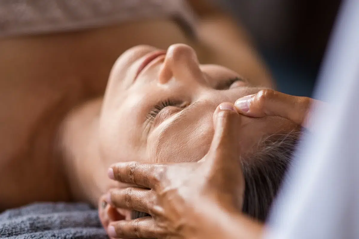 Massage facial relaxant