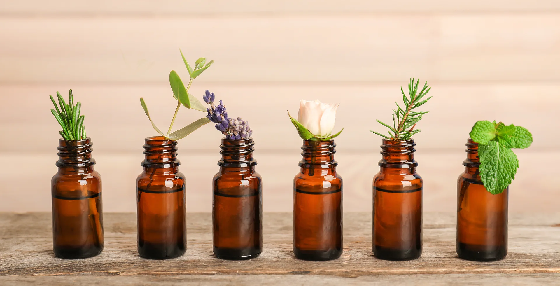 Flacons ambrés avec plantes aromatiques
