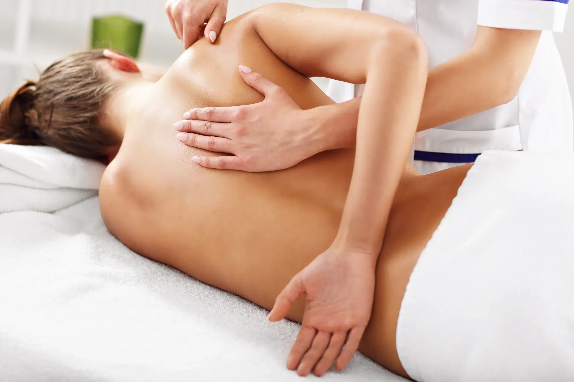 Personne recevant un massage du dos