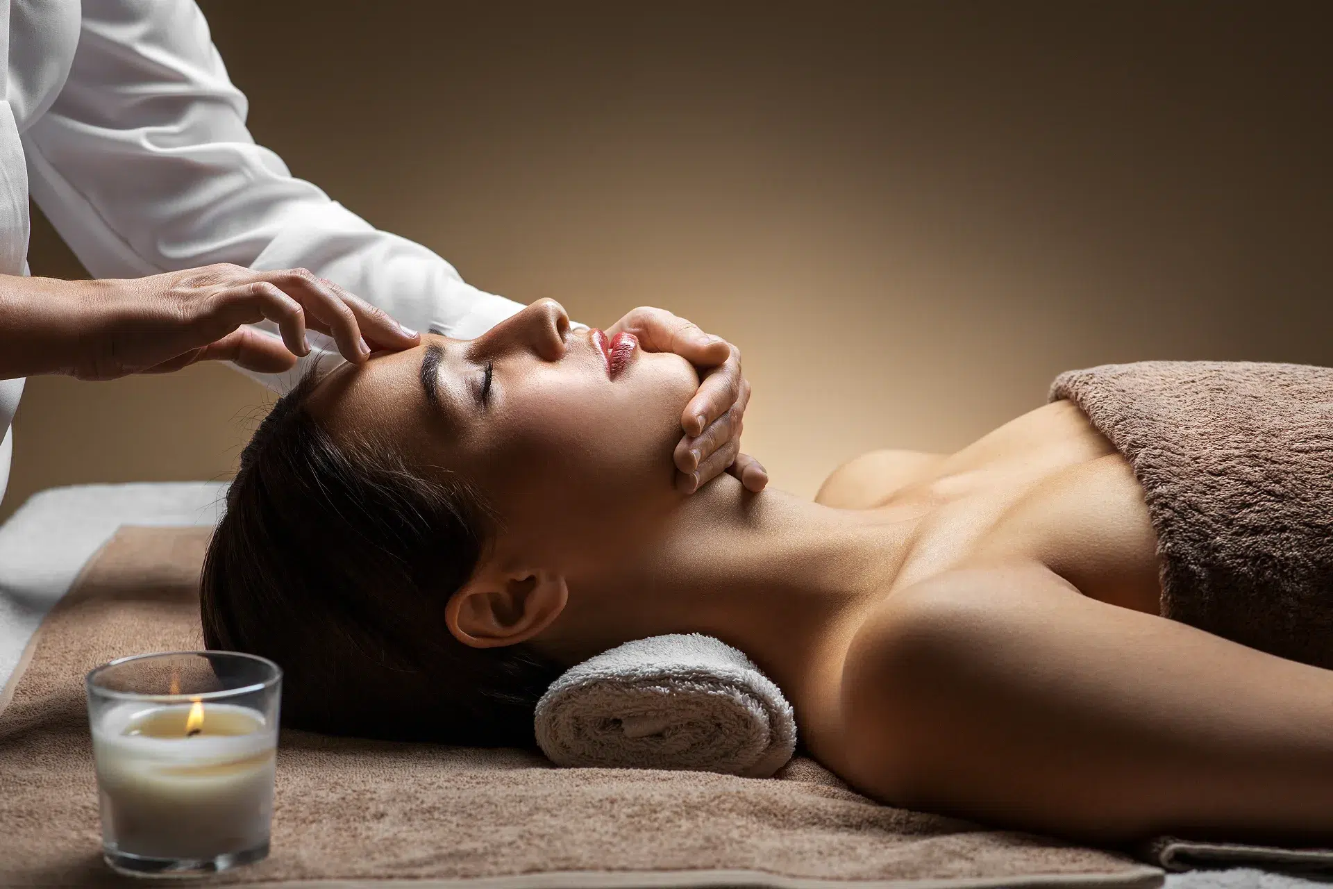 Femme recevant un massage facial relaxant